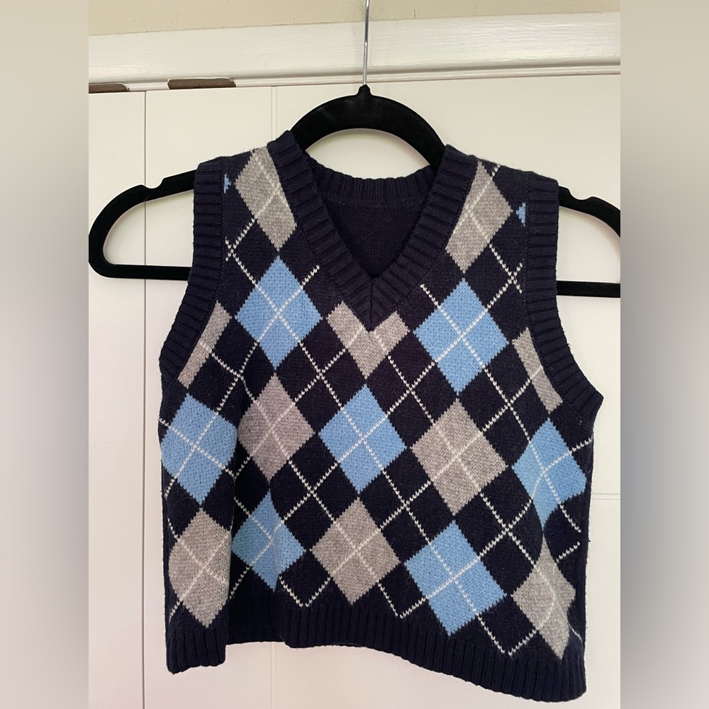 Super cute argyle sweater vest cardigan. In EUC SIZE S fit like an 8/10